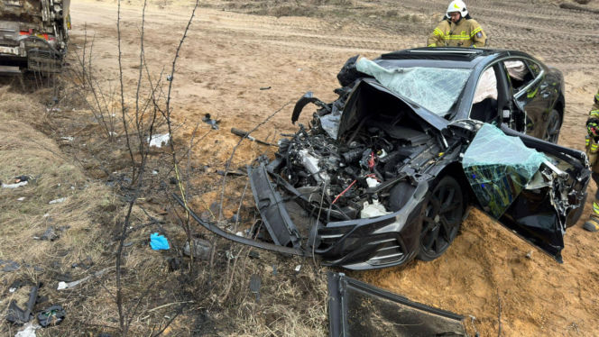 Zderzenie osobówki ze śmieciarką na DK10. Kierowca był zakleszczony we wraku!