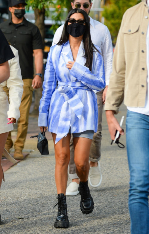 Kourtney Kardashian w marynarce Eppram od Maffashion