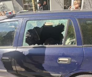 Pies konał w nagrzanym aucie. Ekopatrol musiał wybić szybę! 