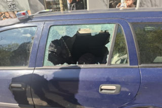 Pies konał w nagrzanym aucie. Cudem uratowano go przed śmiercią