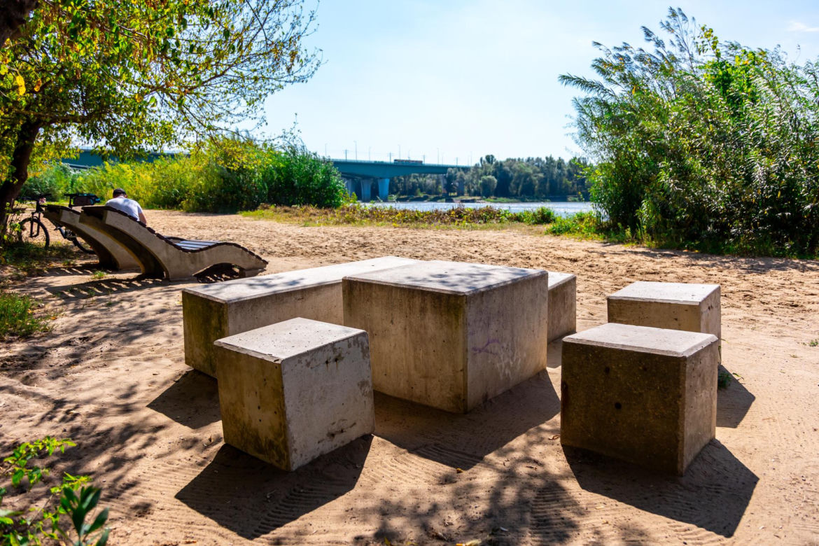 Plaża przy Moście Północnym – stolik