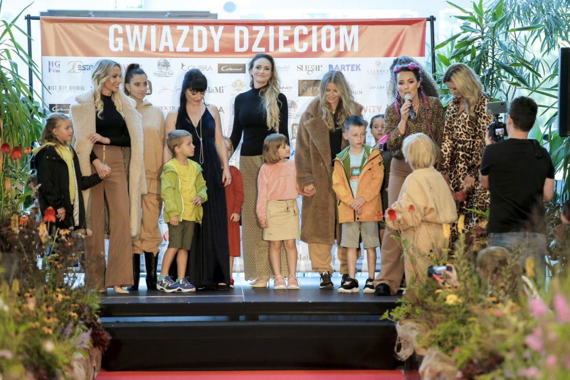 Aktorki, wokalistki i dziennikarki zadały szyku w pokazie mody "Gwiazdy Dzieciom"