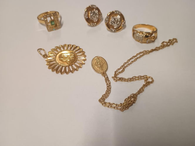 Rozpoznajesz te błyskotki? Policja poszukuje właścicieli bizuterii i kosztowności