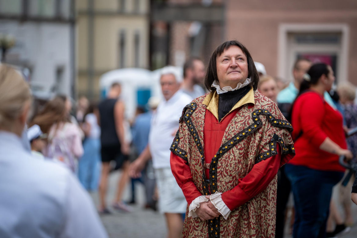 Targi żywności regionalnej w Olsztynie. Karol Okrasa gotował na starówce. Zobacz zdjęcia!