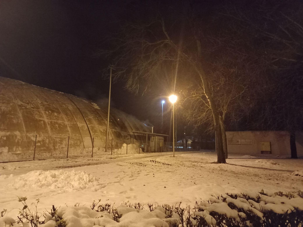 Jest! Zadaszenie nad lodowiskiem w Lesznie znów stoi [ZDJĘCIA]