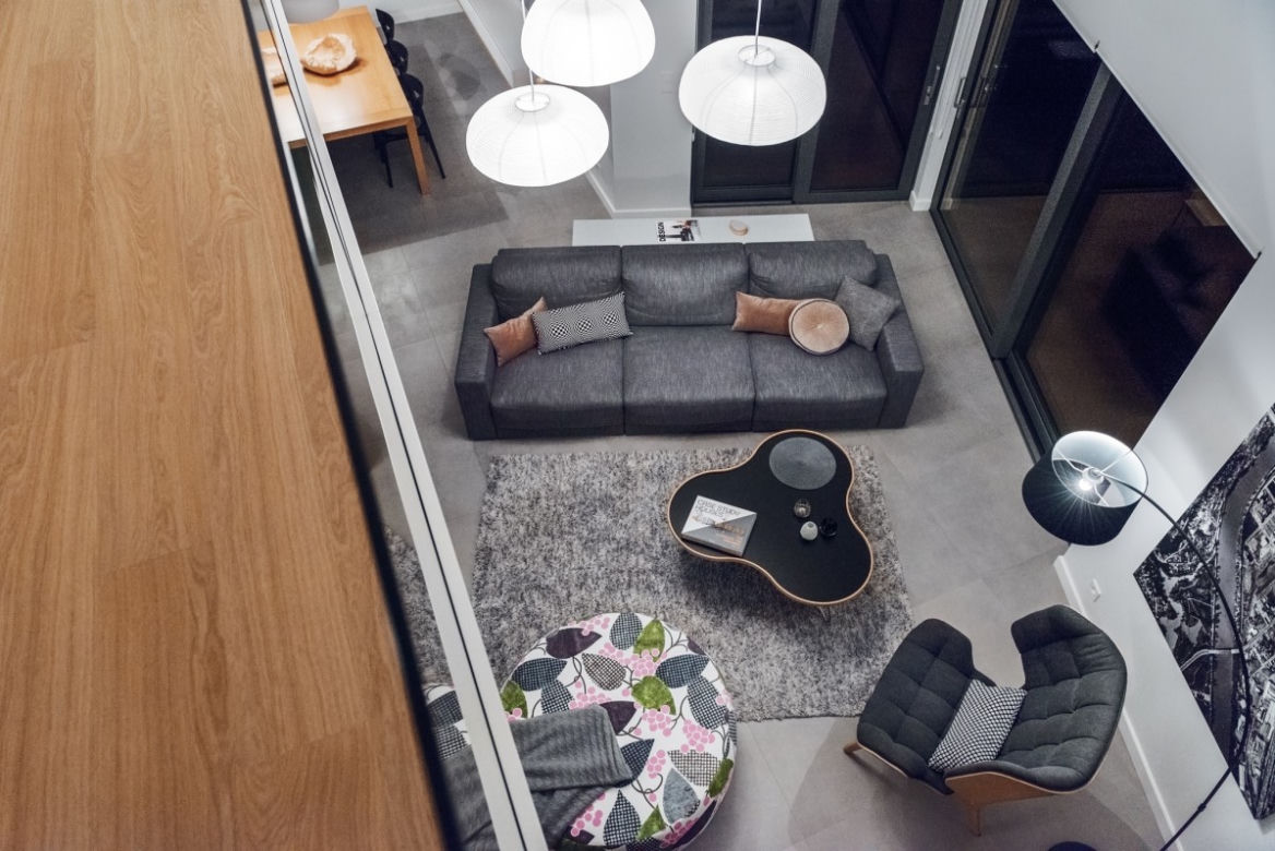 Modernistyczna aranżacja wnętrza: domu z antresolą