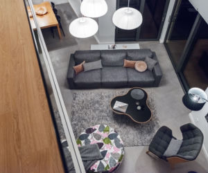 Modernistyczna aranżacja wnętrza: domu z antresolą
