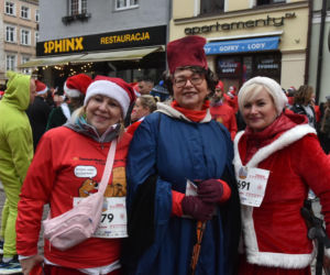 23. Festiwal Biegów Świętych Mikołajów w Toruniu. Zdjęcia ze starówki