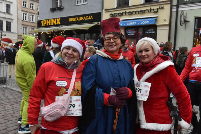23. Festiwal Biegów Świętych Mikołajów w Toruniu. Zdjęcia ze starówki