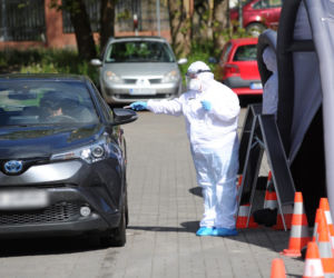 Żołnierze WOT pobierają wymazy na obecność koronawirusa
