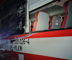 Zderzenie busa i pociągu pod Poznaniem. Są ranni!