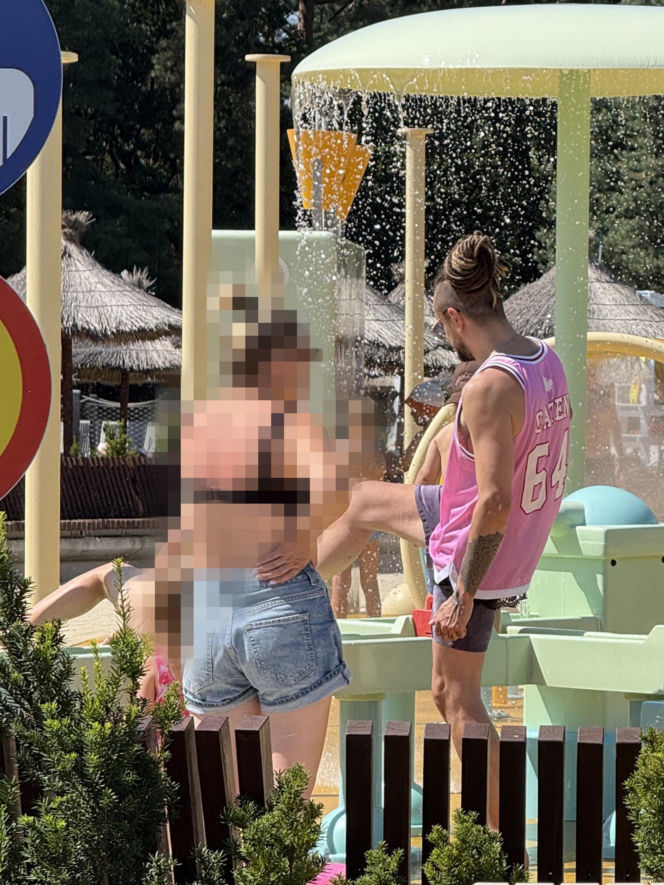 Baron z synkiem na basenie