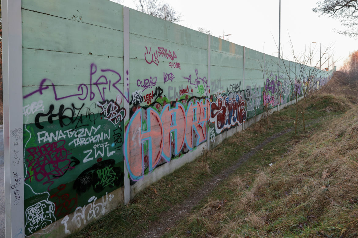 Nikt nie chce zmyć graffiti z wiaduktu. Urzędniczy ping pong na Choszczówce