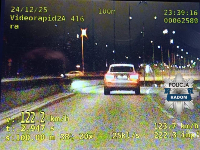 „Mikołaj” z Radomia zamienił seata w choinkę. Policjanci zdębieli