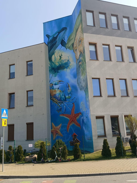Mural z Aleksandrem Dobą na ścianie Morskiej Szkoły Podstawowej na gdańskim Ujeścisku
