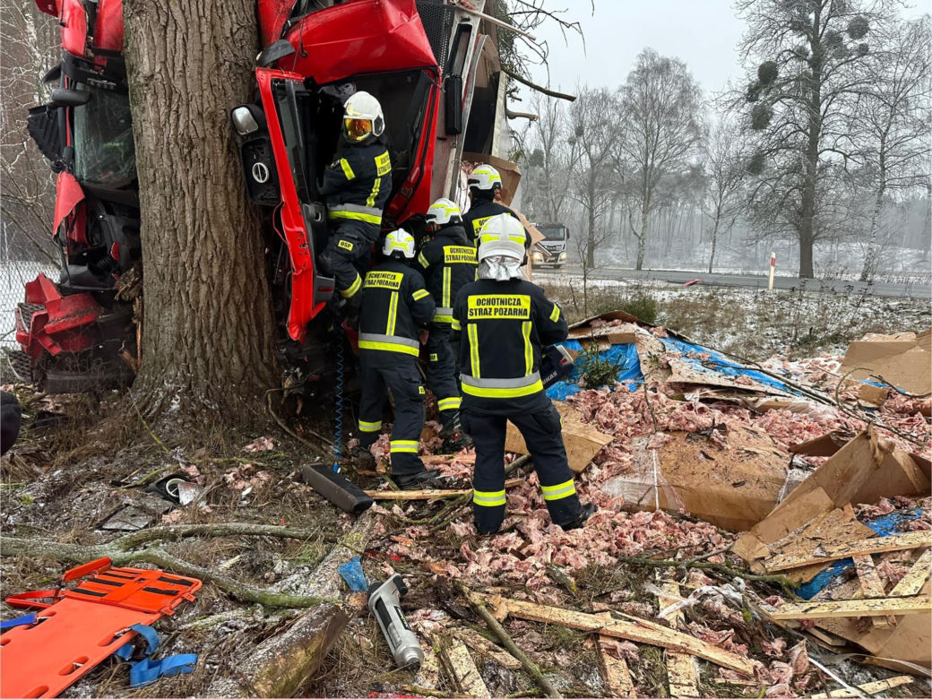 Koszmarny wypadek na DK 10 w Makowiskach pod Bydgoszczą! Ranny kierowca w szpitalu [ZDJĘCIA]