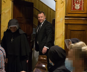 Państwo Kurscy wchodzą do kościoła