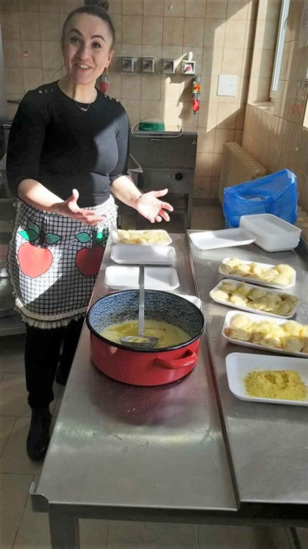 Pielęgniarki rozdały uchodźcom z Ukrainy 2910 własnoręcznie ulepionych pierogów [GALERIA]
