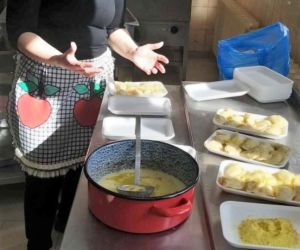 Pielęgniarki rozdały uchodźcom z Ukrainy 2910 własnoręcznie ulepionych pierogów [GALERIA]