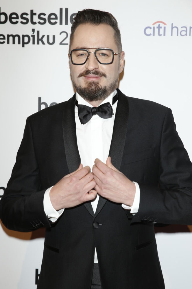 Tak na początku kariery wyglądał Piotr Kędzierski. Dziś trudno go rozpoznać na starych zdjęciach