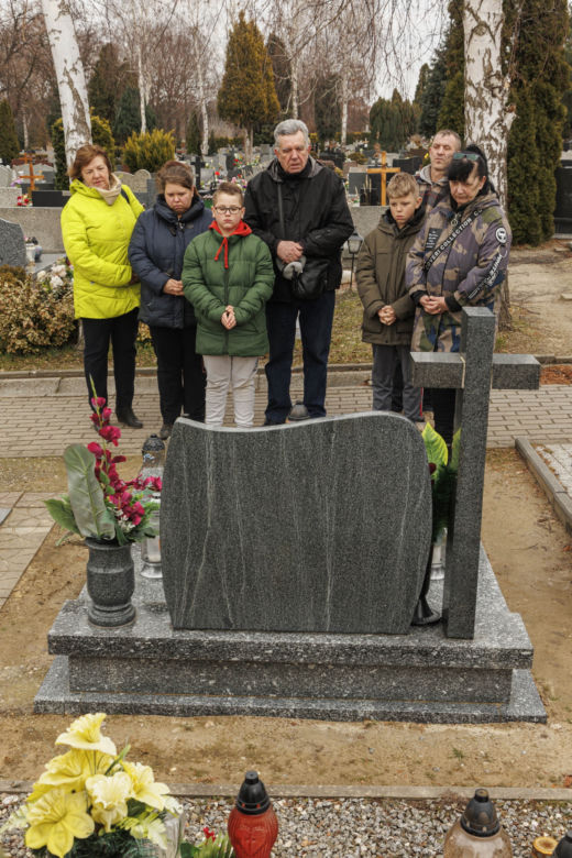 Dokwaterowali nieboszczyka do grobu mamy