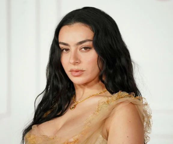 Charli XCX mówi po polsku! Jest najnowszy zwiastun filmu Erupjca
