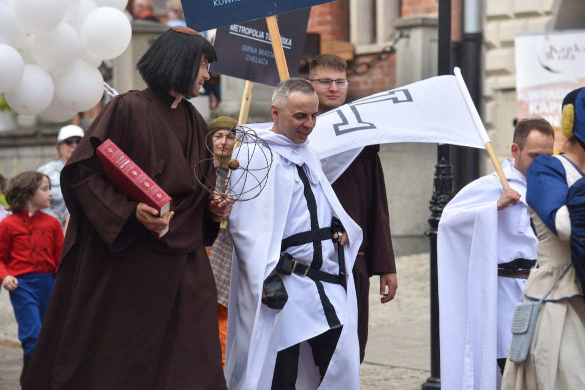 Kolorowa parada na otwarcie Dni Torunia. Przeszła przez serce toruńskiej starówki