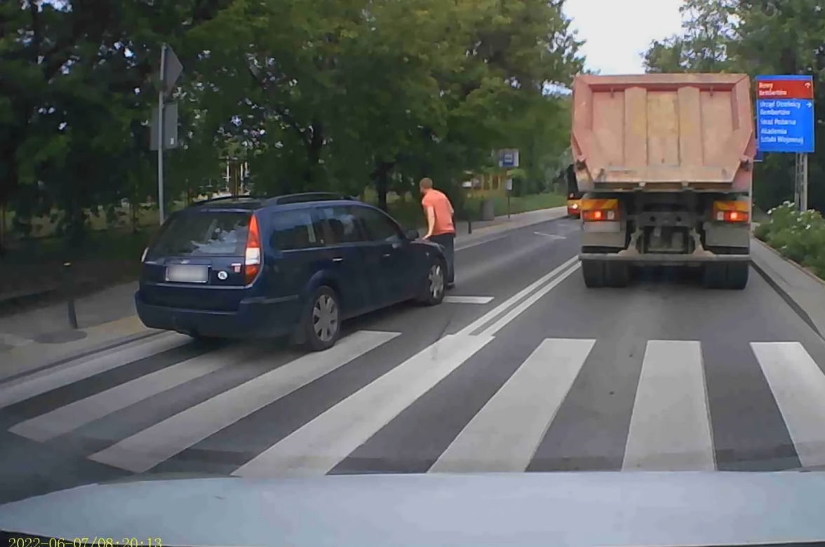 Staranował fordem pieszą na pasach. Wszystko zarejestrował inny kierowca