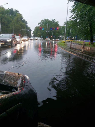 Potężna ulewa nad Wrocławiem. Zatopione ulice i sparaliżowana komunikacja