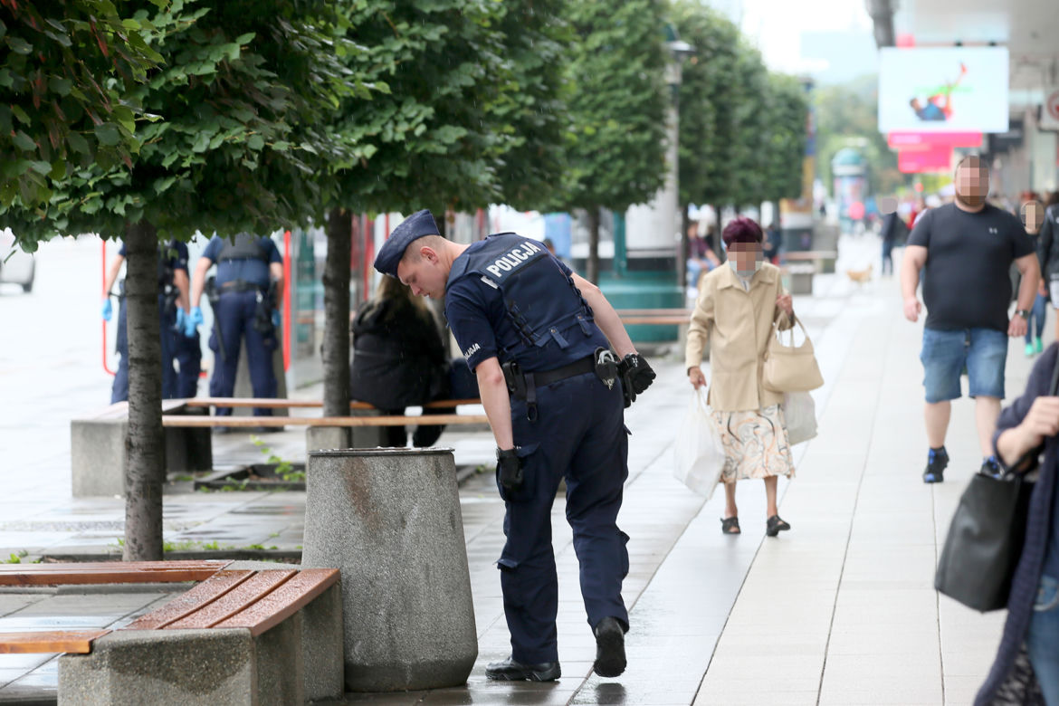 Policjanci grzebią w śmietnikach i kwietnikach w centrum Warszawy
