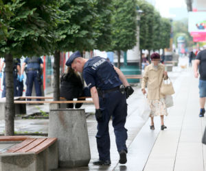 Policjanci grzebią w śmietnikach i kwietnikach w centrum Warszawy