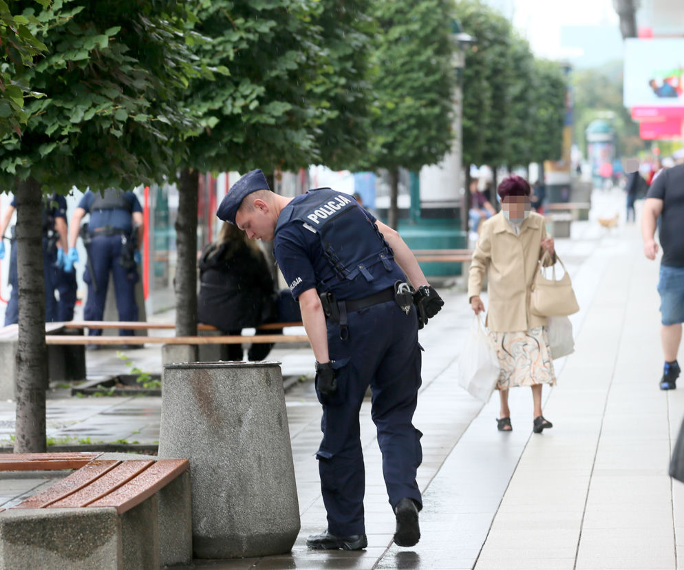 Policjanci grzebią w śmietnikach i kwietnikach w centrum Warszawy