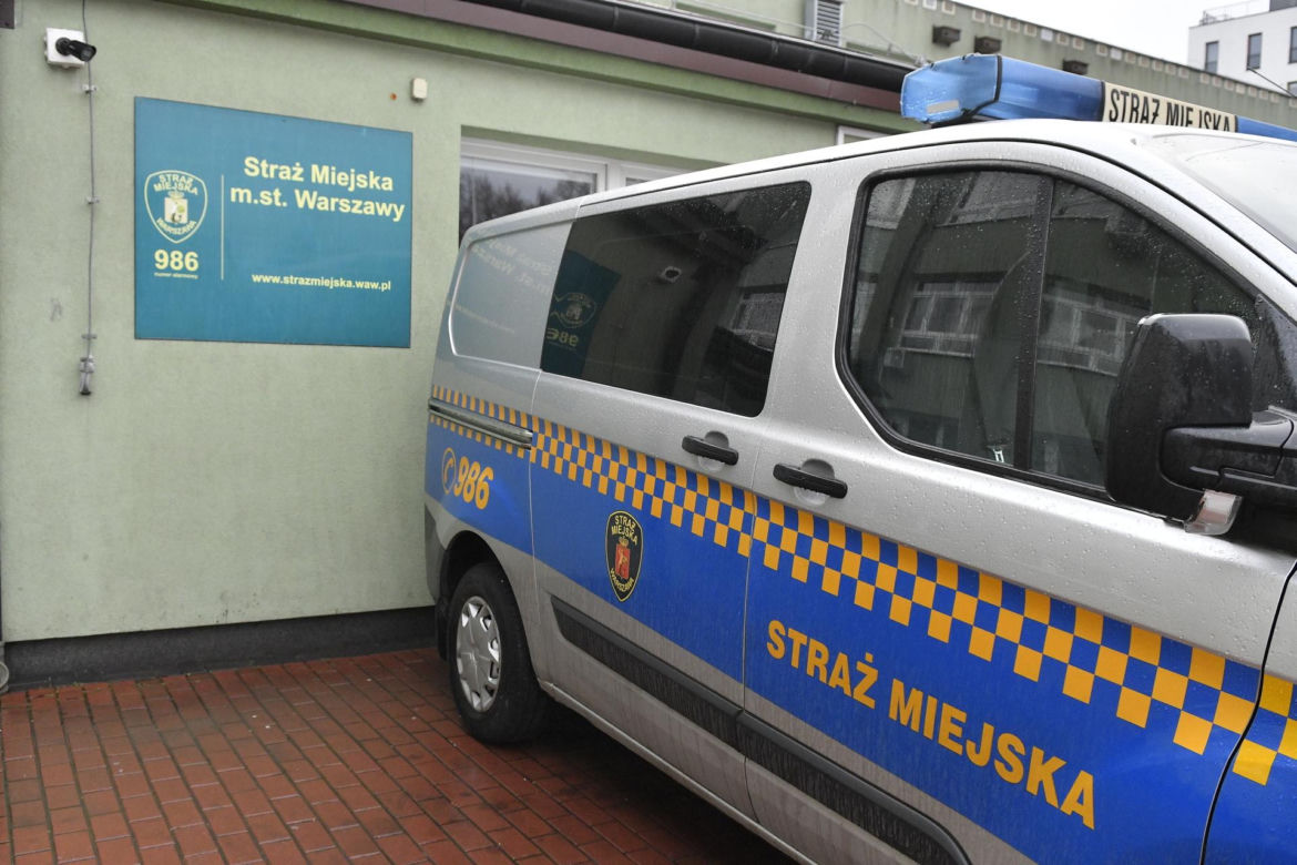 Tyle zarabiają strażnicy miejscy w Warszawie. Stawki mogą zaskoczyć