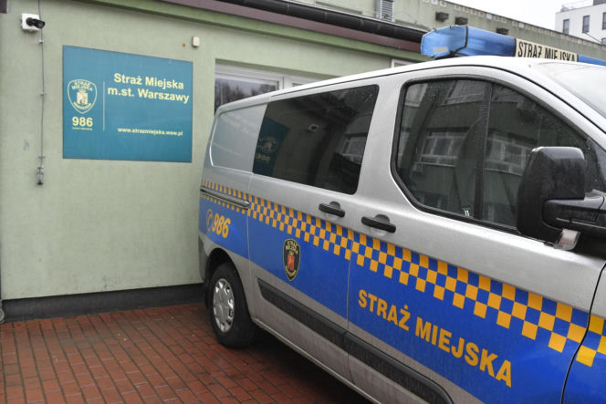 Tyle zarabiają strażnicy miejscy w Warszawie. Stawki mogą zaskoczyć