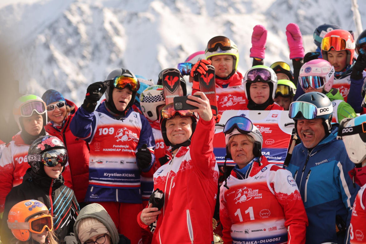 Prezydent Andrzej Duda podczas 10. edycji charytatywnych zawodów "12H Slalom Maraton Zakopane 2024" na Kasprowym Wierchu