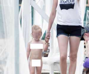 DOROTA GARDIAS Z CÓRKĄ NA MIEJSKIEJ PLAŻY_1PUBL