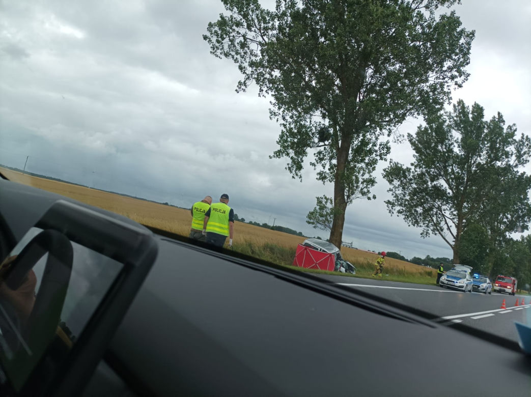 Tragiczny wypadek pod Sławnem. Citroen roztrzaskał się na drzewie