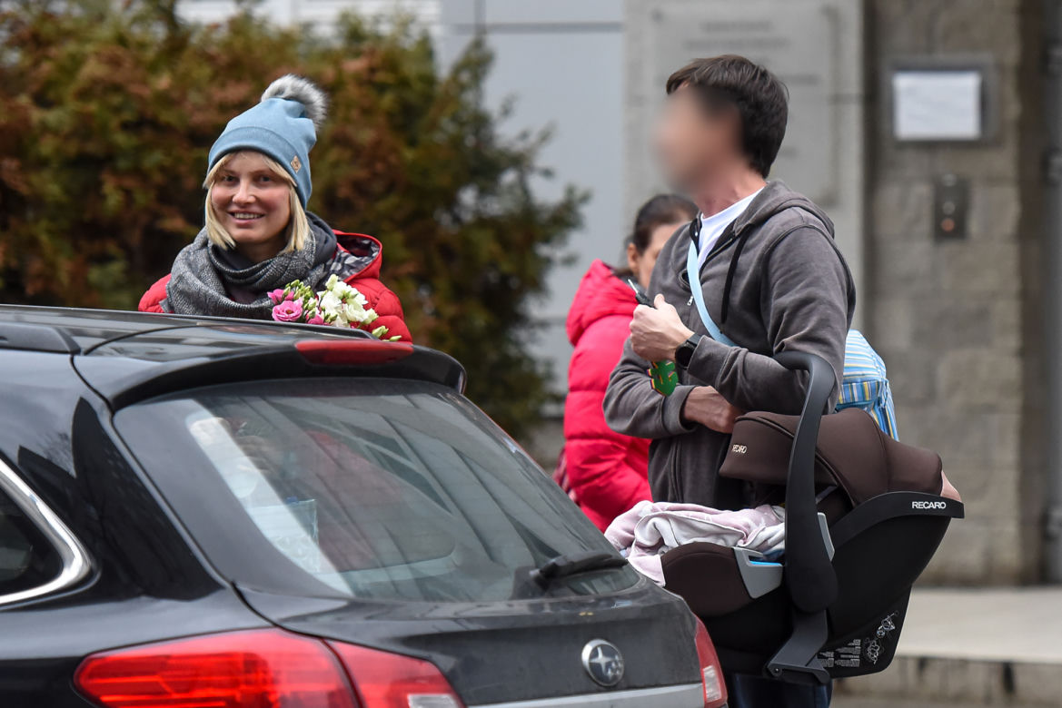 Joanna Moro z mężem i dzieckiem wychodzą po porodzie ze szpitala