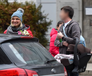 Joanna Moro z mężem i dzieckiem wychodzą po porodzie ze szpitala