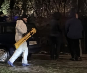 Kryminalni i technicy w białych kombinezonach na Mokotowie. Co się stalo?