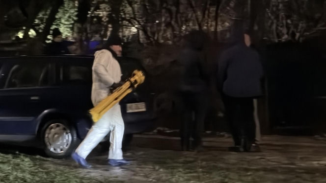 Kryminalni i technicy w białych kombinezonach na Mokotowie. Co się stalo?