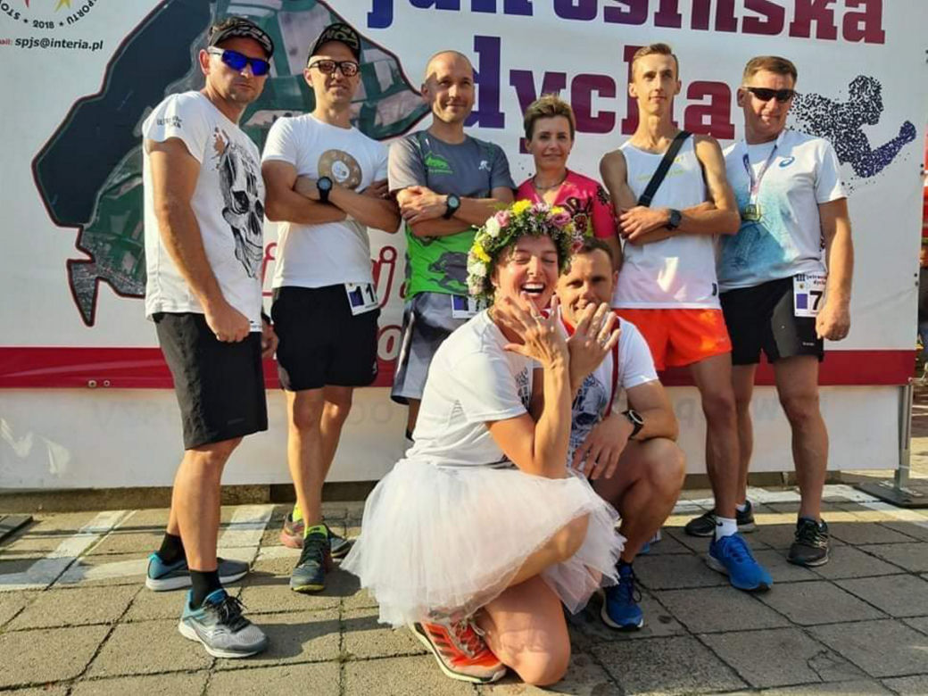 Pobrali się na mecie biegu