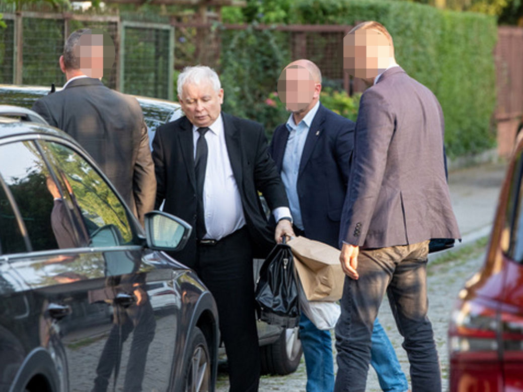 Premier Morawiecki spotkał się z Kaczyńskim na Nowogrodzkiej. Prezes PiS wyszedł z zakupami z piekarni