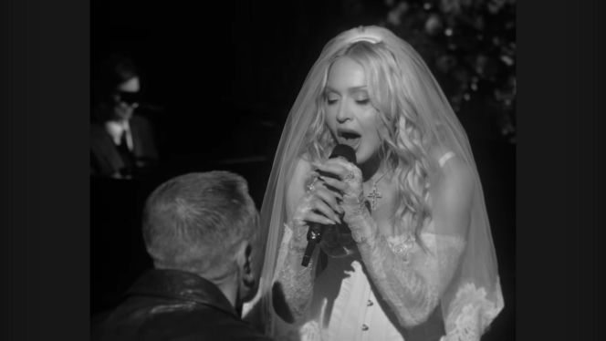 Madonna zachwyca w ślubnym wydaniu. 40 lat temu nosiła się podobnie!