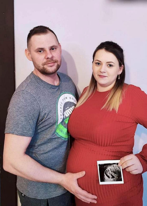 Wiktorek będzie znał mamę tylko ze zdjęcia. "Odebrali mi wspaniałą kobietę". 27-letnia Kasia zmarła po cesarskim cięciu