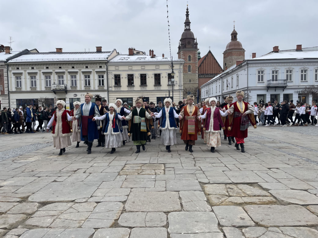 Maturzyści zatańczyli na Rynku poloneza