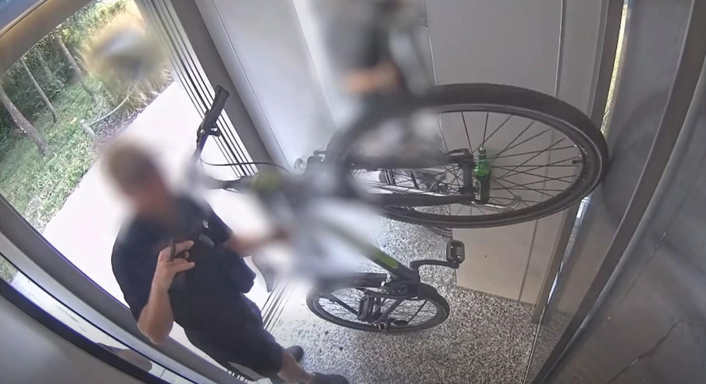 Dźgał nożem w kamerę w windzie! Miasto pokazało szokujące nagrania