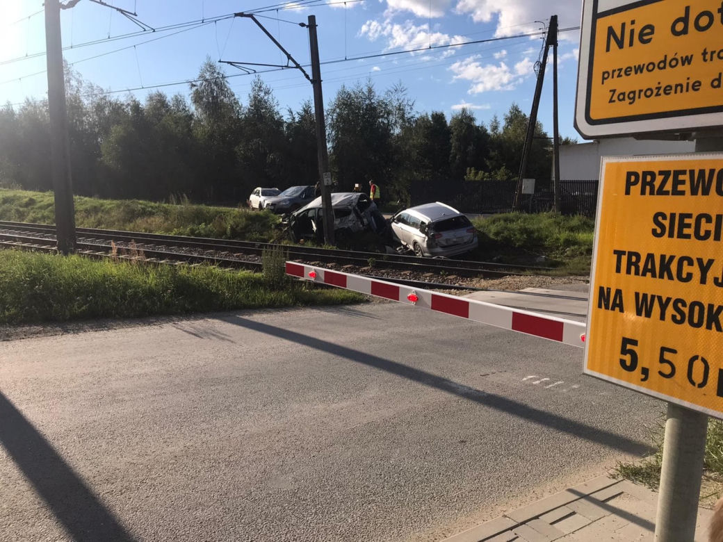 Pomyliła biegi i dwa samochody wjechały pod pociąg