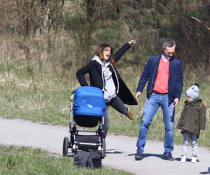 Wałęsa na spacerze z córką