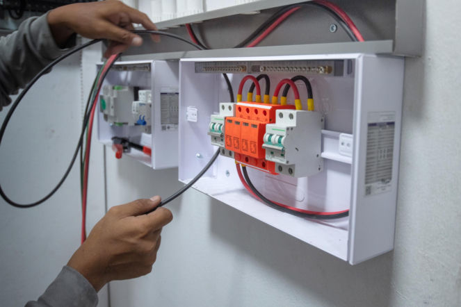 Montaż rozdzielnicy elektrycznej – podłączanie bezpieczników i przewodów